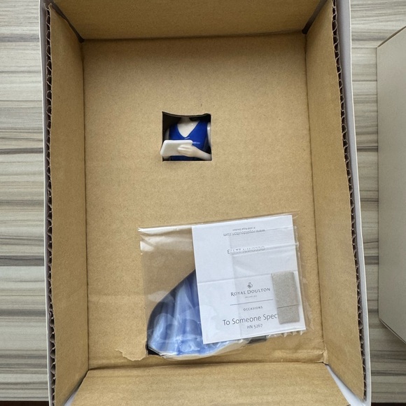 ROYAL DOULTON To Someone Special figurine - Picture 3 of 6